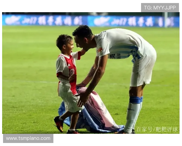 足球明星携萌娃出镜展现父爱温情的瞬间大揭秘